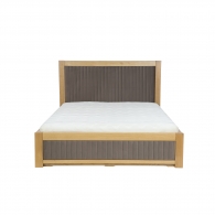 Dębowe łóżko z pojemnikiem i pionowymi przeszyciami na zagłówku - Möbel Klar
